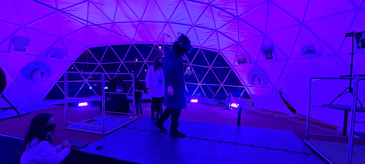 visitor trying out the Circus VR project in the tent of Capital Circus of Budapest