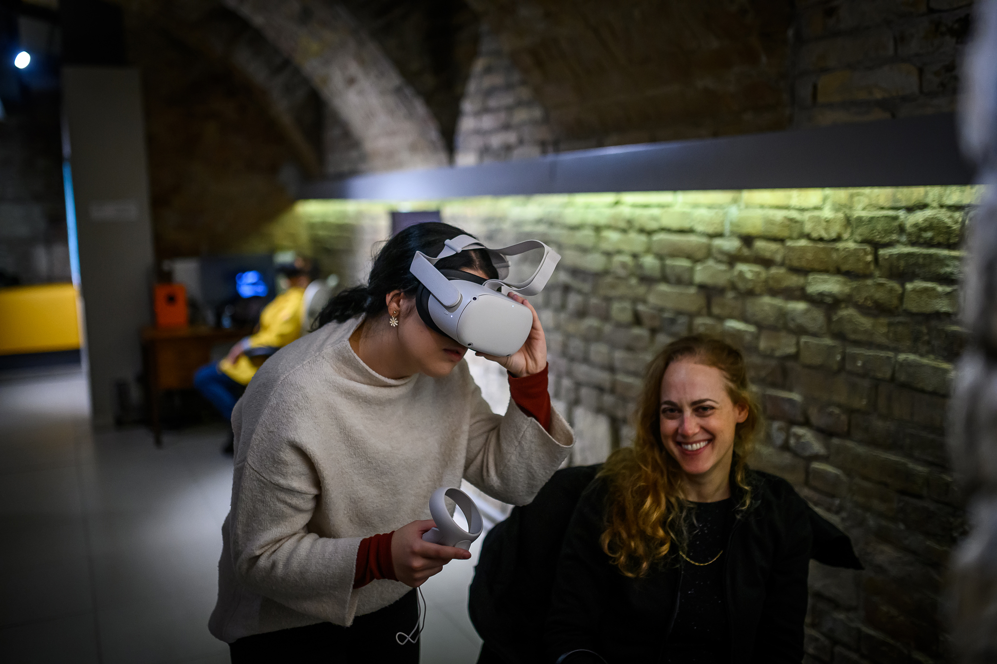 A helper setting virtual reality devices on Verzio International Human Rights Documentary Film Festival- Vektor VR